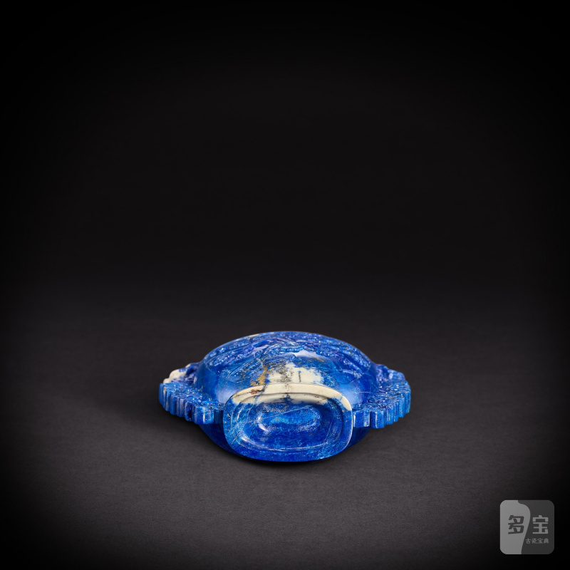 A lapis lazuli 'prunus and pine' vase and cover, Qing dynasty, 19th century | 清十九世紀 青金石松梅圖蓋瓶 - 图3